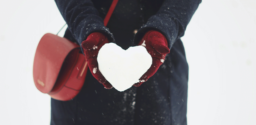 woman holding a snow heart. 6 tips and recipes for a sugar-free January. 
